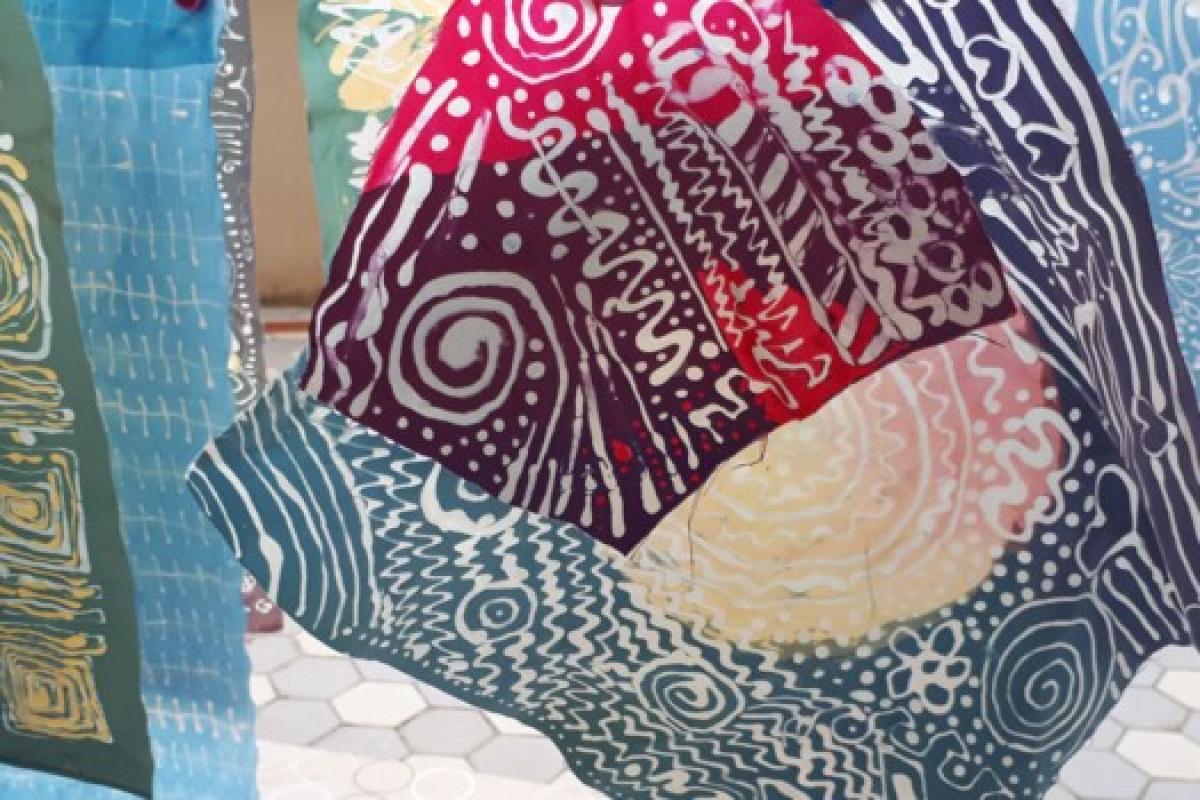 Bild zur Veranstaltung: Batik - Farbenzauber auf Stoff, ein Ferienangebot in der Kunstschule in Eisenach