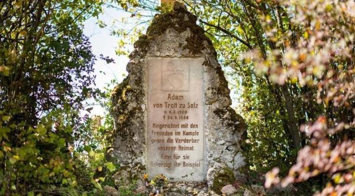 Bild zur Veranstaltung: Gedenkfeier zum 20. Juli 1944 am Kreuz von Adam von Trott zu Solz